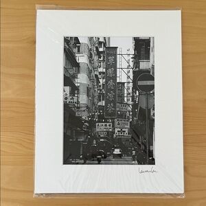 Black and white photo of Hong Kong street life by Laurence Lai